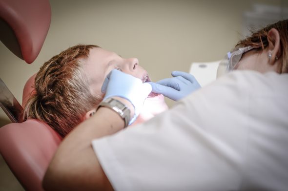A qué edad debo llevar por primera vez a mi hijo al dentista