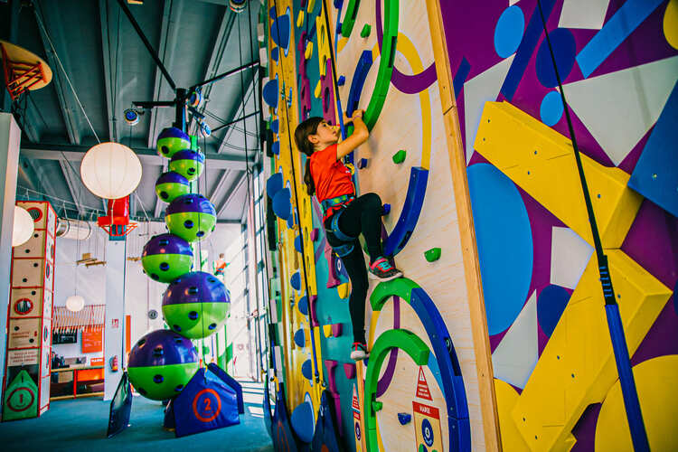 Hapik es un centro de ocio con actividades de escalada para niños y niñas a partir de 4 años y adultos. Se encuentra ubicado en la plaza Alquería de la Culla, 1, en Alfafar, Valencia.